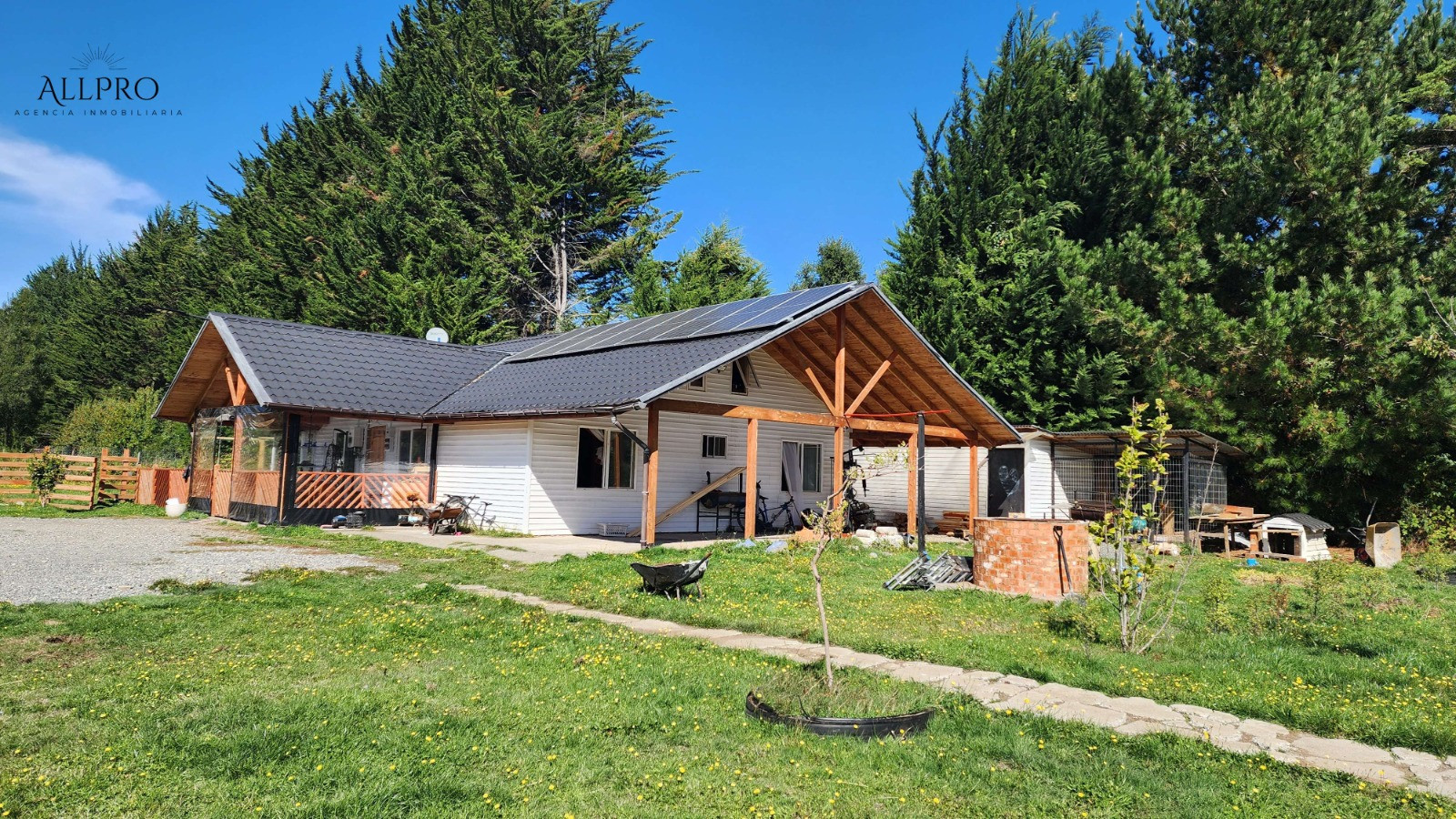 Maravillosa Propiedad en Villarrica: Casa y Cabañas en Amplio Terreno con Piscina y Energía Sostenible